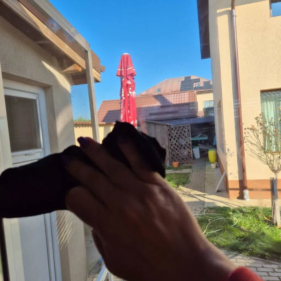 Nettoyage d'une fenêtre en plein soleil