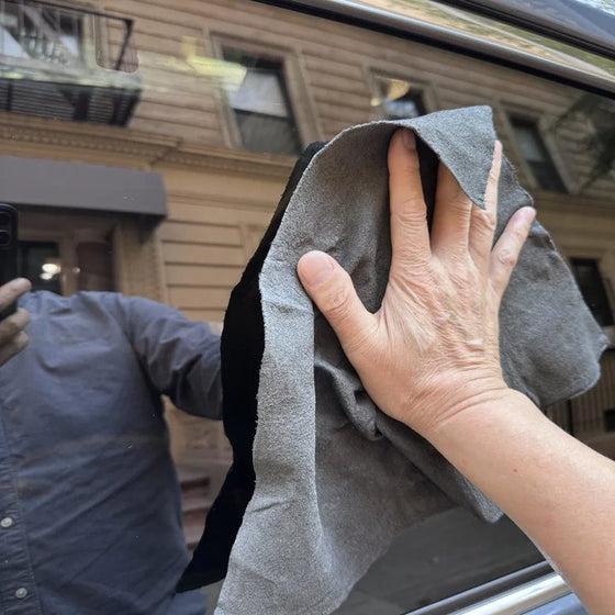 Nettoyage d'une vitre de voiture