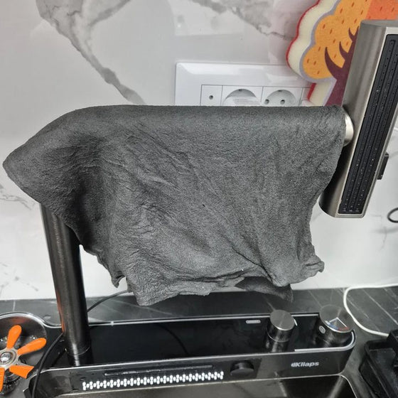 Chiffon sur un robinet en inox