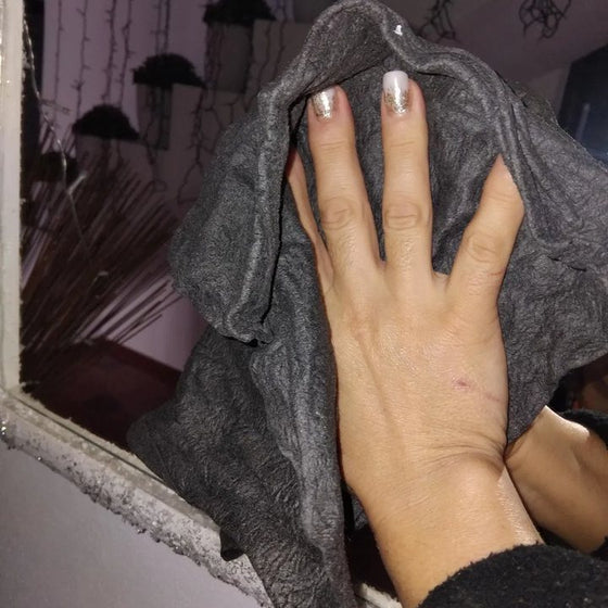 Chiffon passé sur une vitre